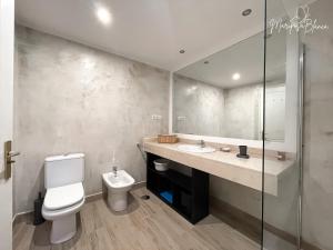 Ein Badezimmer in der Unterkunft B-Rent Mariposa Private Garden