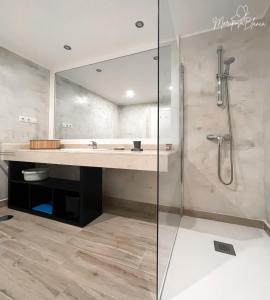 ein Badezimmer mit Waschbecken und Dusche in der Unterkunft B-Rent Mariposa Private Garden in Corralejo