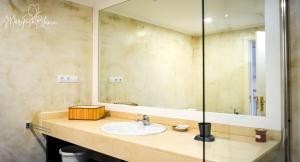 Ein Badezimmer in der Unterkunft B-Rent Mariposa Private Garden