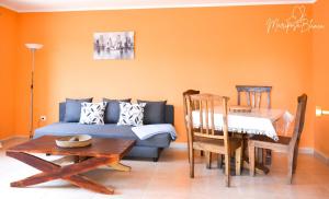 Ein Sitzbereich in der Unterkunft B-Rent Mariposa Private Garden