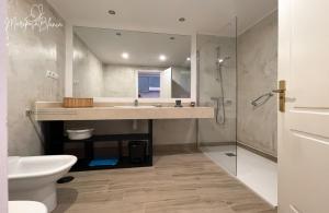 ein Badezimmer mit Waschbecken, Dusche und Toilette in der Unterkunft B-Rent Mariposa Private Garden in Corralejo + 34 Fotos
