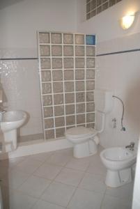 Ένα μπάνιο στο Santa Maria Borgo Verde Apartment T2