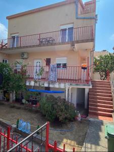 ein Apartmenthaus mit einem Balkon und einer Treppe in der Unterkunft Sun-Love in Sutomore