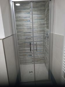 eine ebenerdige Dusche mit einer Glastür im Bad in der Unterkunft appartamento in piccolo borgo immerso nel verde in Castiglione Chiavarese