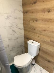 Koupelna v ubytování Le Flamboyant avec piscine chauffée 30° et Jacuzzi
