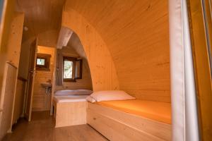 una piccola camera con due letti in una piccola casa di Camping Cambrils Caban a Cambrils