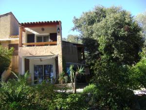 a house with a tree in front of it at Gite à Bandol in Bandol