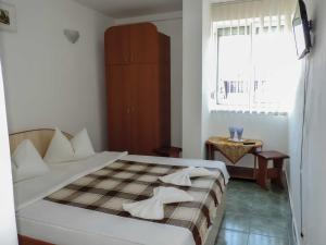 Casa Blanca din COSTINESTI في كوستينيشت: غرفة نوم مع سرير وبطانية مقلية