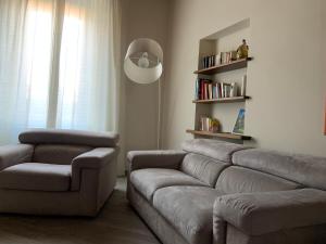 Al Vecchio Platano guest house في بيتيجليانو: غرفة معيشة مع أريكة وكرسي