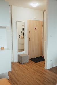 una habitación vacía con puerta y una habitación con suelo de madera en Blue_Loft, en Sandomierz