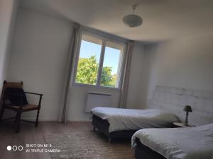 a bedroom with two beds and a window at Villa Melbemar in Six-Fours-les-Plages