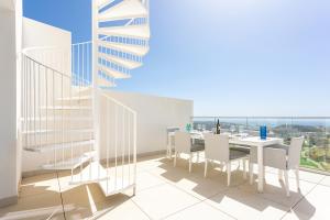 een balkon met een tafel en stoelen en een wenteltrap bij Luxury Penthouse Large Terrace 2 Bedrooms OR79 by AORASTAY in La Cala de Mijas