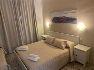 ミラッツォにあるPhenicusaのベッドルーム1室(ベッド1台、タオル2枚付)