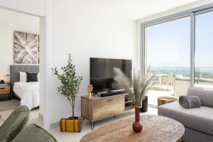 Televízia a/alebo spoločenská miestnosť v ubytovaní Luxury Penthouse Large Terrace OR79 by AORA STAY + 31 fotografií