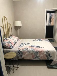 勒瓦盧瓦－佩雷的住宿－Bel appartement parisien，卧室配有一张床和一张桌子及椅子