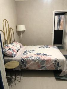 ein Schlafzimmer mit einem Bett und einem Tisch und Stühlen in der Unterkunft Bel appartement parisien in Levallois-Perret