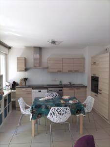 una cucina con tavolo e sedie in una stanza di Maison bijou plage, juan les Pins-Antibes a Antibes