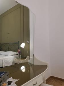 マテーラにあるInterno 45の鏡付きテーブルが備わるベッドルーム1室