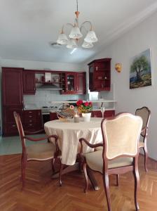 Kuchyňa alebo kuchynka v ubytovaní Apartman 4