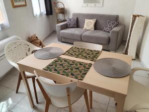 uma sala de estar com uma mesa e um sofá em Suquet 22 – 2 Pièces, Cannes Cœur Historique, Calme, Plage à 300m, Parking em Cannes