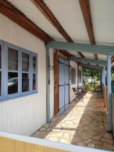 ganek domu z patio w obiekcie Chalet dans la Foret....Adorable 1 bedroom chalet surrounded by woodland w mieście Pressignac