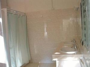チェゼナーティコにあるOstello Stella Marinaのバスルーム(洗面台、トイレ、シャワー付)