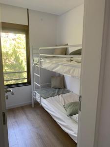 a room with two bunk beds and a window at Casa do Sal in Troia
