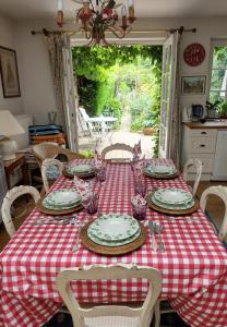 een tafel met een rood en wit geruit tafelkleed bij L Heure Bleue in Wezembeek-Oppem