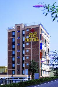 un hôtel avec un panneau sur son côté dans l'établissement Hotel Re, à Lissone