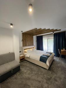 1 dormitorio con 1 cama grande y 1 sofá en 4U LUXURY VILLA, en Dospat