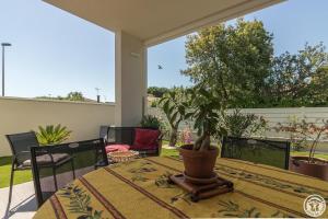 une table avec une plante en pot sur une terrasse dans l'établissement COSY LODGE TOULOUSE, à Toulouse