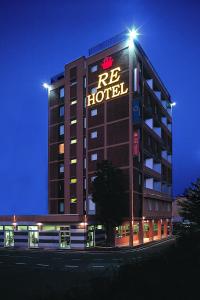 un edificio con un cartel de hotel por la noche en Hotel Re, en Lissone