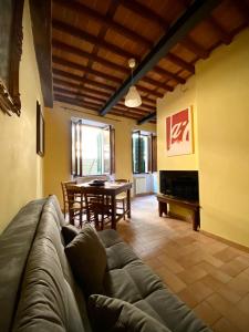 sala de estar con sofá y mesa en Casa Toscanella & Girasole, en Pescia