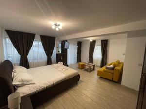 - une chambre avec un lit et une chaise jaune dans l'établissement Casa Valentina, à Cristian
