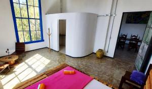uma sala de estar com um tapete rosa no chão em Suíte Senhor de Engenho em Nova Lima