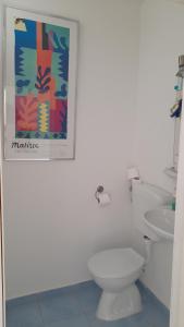 La salle de bains est pourvue de toilettes et d'un lavabo. dans l'établissement Rustic Holiday Home Miketa, à Lukoran
