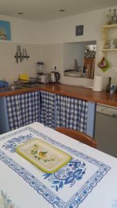 Kuchnia lub aneks kuchenny w obiekcie Rustic Holiday Home Miketa