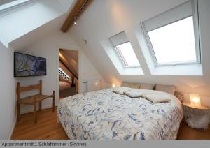 una camera con un letto e due finestre di Lofts in Hannover ad Hannover