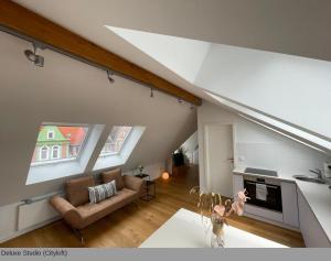 ein Wohnzimmer mit einem Sofa und einem Dachgeschoss in der Unterkunft Lofts in Hannover in Hannover