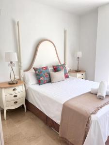 sypialnia z łóżkiem z 2 stolikami nocnymi i 2 lampami w obiekcie Majestic Flats w Walencji