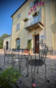 a group of tables and chairs in front of a building at Mini-Appartamenti, Camere Lanterna Blu in Mombello Monferrato