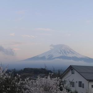 a snow covered mountain in the distance with a house at 金桂苑 in Fujikawaguchiko