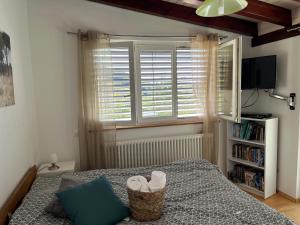 een kleine slaapkamer met een bed en een raam bij Maison chez Louis in Asuel