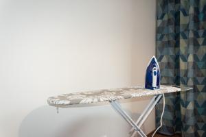 Una mesa con un objeto azul encima. en Tabáň Halifax apartment - city center & free parking, en Nitra