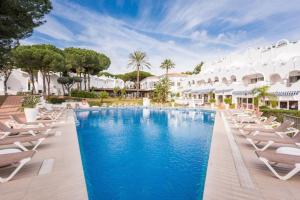 basen w ośrodku z leżakami w obiekcie SEA VIEW Holiday Home in Marbella Resort w Marbelli