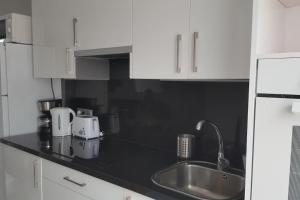 Kuchnia lub aneks kuchenny w obiekcie SEA VIEW Holiday Home in Marbella Resort