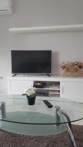 Telewizja i/lub zestaw kina domowego w obiekcie SEA VIEW Holiday Home in Marbella Resort
