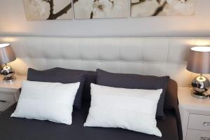 łóżko z 2 białymi poduszkami i 2 lampami w obiekcie SEA VIEW Holiday Home in Marbella Resort w Marbelli +37 zdjęć