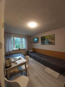U podnóża Kotarza في برينا: غرفة بسرير وطاولة وكراسي