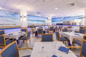 Restauracja lub miejsce do jedzenia w obiekcie SEA VIEW Holiday Home in Marbella Resort